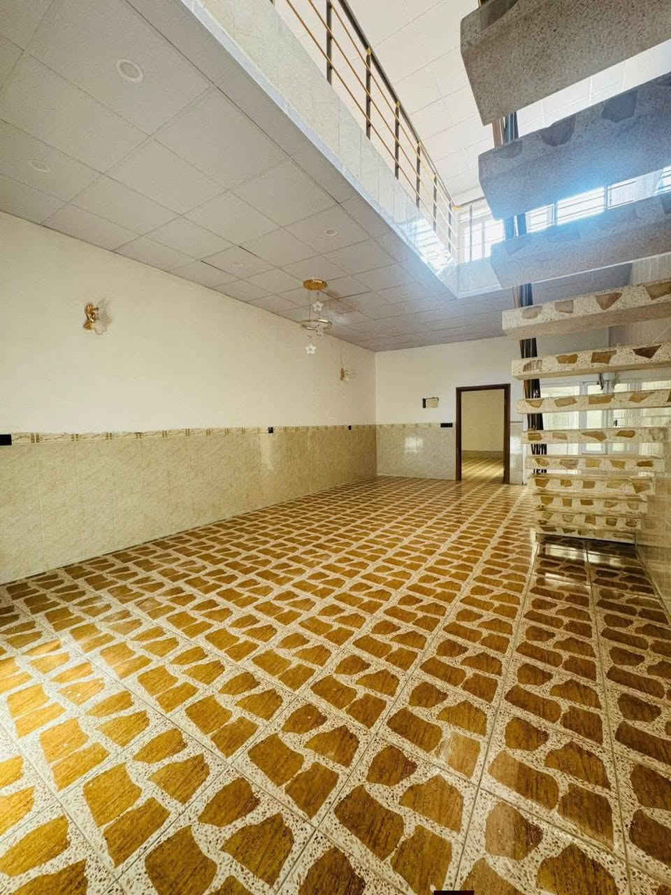 بيت للبيع في #قربو 
#مقابل_حدیقة 
125 متر - طابق واحد وبيتونة
يتكون من :-
 استقبال // غرفة نوم // هول // مطبخ // مجموعة صحية 
العنوان :- على سايدين لاوان مجاور مجمع المهندسين
- يسجل بأسم اي شخص يحمل الجنسية
********************************
خانوو  بۆ فرۆشتن لە #قەرەبوو
125 مەتر - یەک نهۆم 
#پێش_حەدیقە
پێکهاتووە لە :-
ديوه خان // ١ ژووری نوويان //  هۆڵ // چێشتخانە // گەرماو  
ناونیشان :- جووت سایدی لاوان تەنیشت ئاندازياران
**************
***********
وتساب
