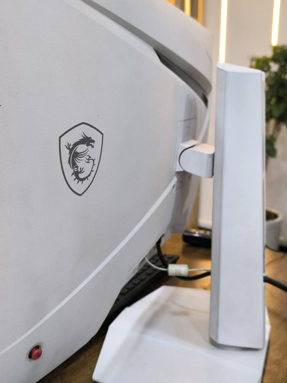 السلام عليكم 
للبيع شاشة msi 4K UHD
استخدام شهر 
مواصفات 
هذه شاشة ألعاب MSI MAG 274URFW ذات تصميم أبيض وحجم 27 بوصة.تتميز بدقة 4K UHD (3840x2160) ومعدل تحديث 160Hz لتقديم صور سلسة وتفاصيل دقيقة.تستخدم لوحة Rapid IPS مع زمن استجابة سريع يبلغ 0.5 مللي ثانية (GtG) لتجربة ألعاب فائقة السرعة.تدعم تقنية VESA DisplayHDR 400 لتحسين التباين والألوان، وتأتي مع حامل قابل للتعديل.
للاستفسار الاتصال 
***********
***********

