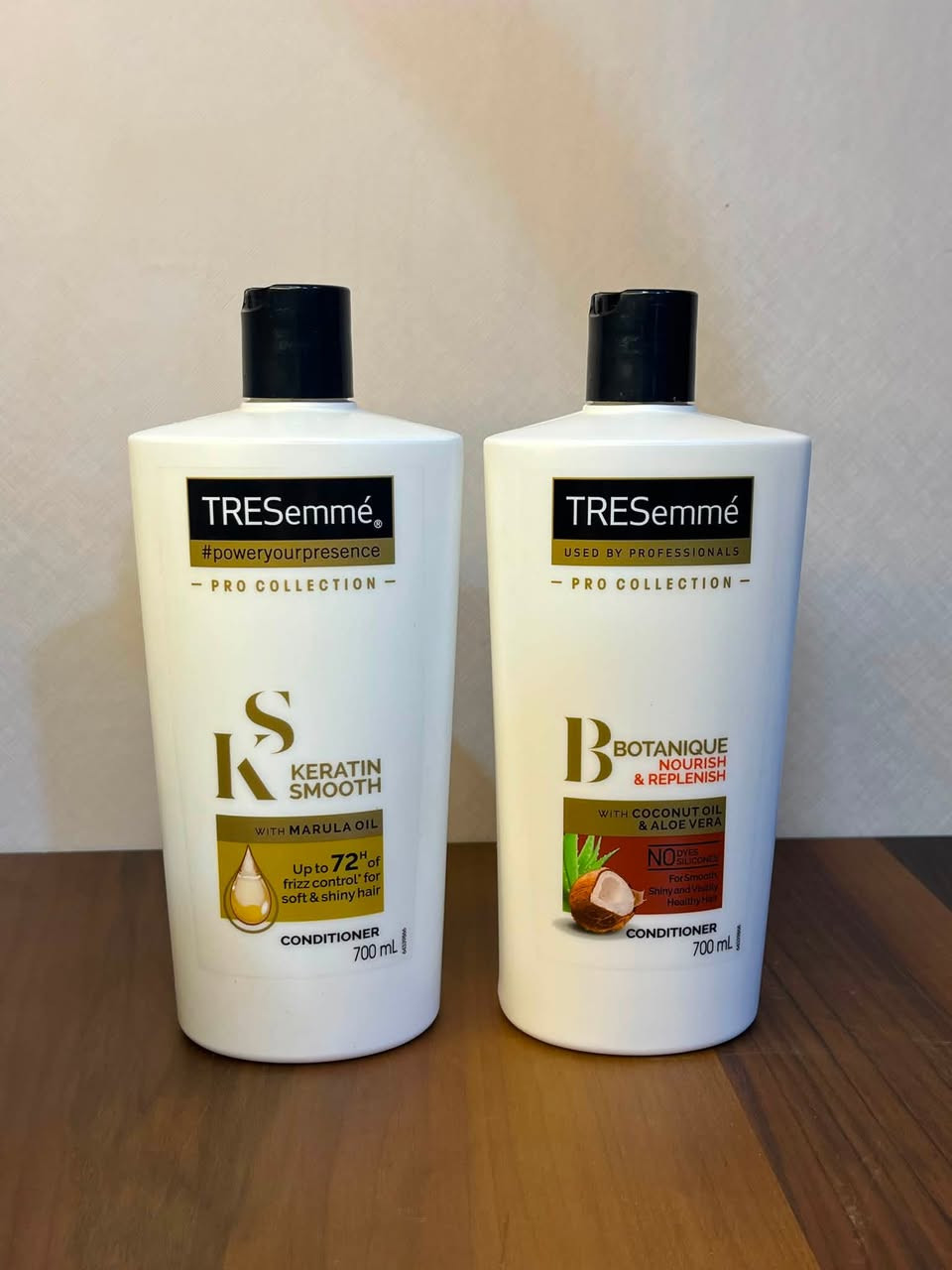 جديدنا من TRESemmé: مجموعات العناية بالشعر
1️⃣ شامبو TRESemmé Botanique (العلبة الخضراء)
 المكونات الأساسية: زيت جوز الهند وخلاصة الألوفيرا (الصبار).
 الفوائد: ينظف الشعر برفق ويعيد إليه الحيوية والرطوبة المفقودة مثالي لمن تبحث عن مظهر صحي ولامع للشعر الجاف والتالف دون تراكم المواد الكيميائية القاسية على الفروة.

2️⃣ بلسم TRESemmé Keratin Smooth (العلبة البيضاء بكتابة ذهبية)
 المكونات الأساسية: مدعم بزيت المارولا الثمين والكيراتين.
 الفوائد: يعمل كمرطب عميق بعد الشامبو، يترك الشعر فائق النعومة سهل التمشيط ويمنحه لمعاناً طبيعياً وجذاباً.

3️⃣ شامبو TRESemmé Keratin Smooth (العلبة الحمراء)
 المكونات الأساسية: زيت المارولا والكيراتين.
 الفوائد: مصمم خصيصاً للشعر المتطاير والمجعد. يساعد في مقاومة التجعد (النفشة) و فك التشابك وتعزيز اللمعان، إضفاء النعومة، والسيطرة على الشعر المتطاير لتستمتعي بشعر صالونات وأنتِ في البيت.

4️⃣ بلسم TRESemmé Botanique (العلبة البيضاء بكتابة خضراء)
 المكونات الأساسية: زيت جوز الهند الطبيعي والألوفيرا.
 الفوائد: يكمل دور الشامبو الأخضر لضمان ترطيب مكثف وأطراف ناعمة وسهلة التسريح دون أن يتسبب في هبوط الشعر أو إثقاله بالسيليكون.
 
السعر : 5,000 

توصيل بغداد 5,000🚘


**إذا كنت صاحب هذا الإعلان وتريد حذفه لأي سبب، رجاءا أرسل رسالة إلى الدعم الفني**