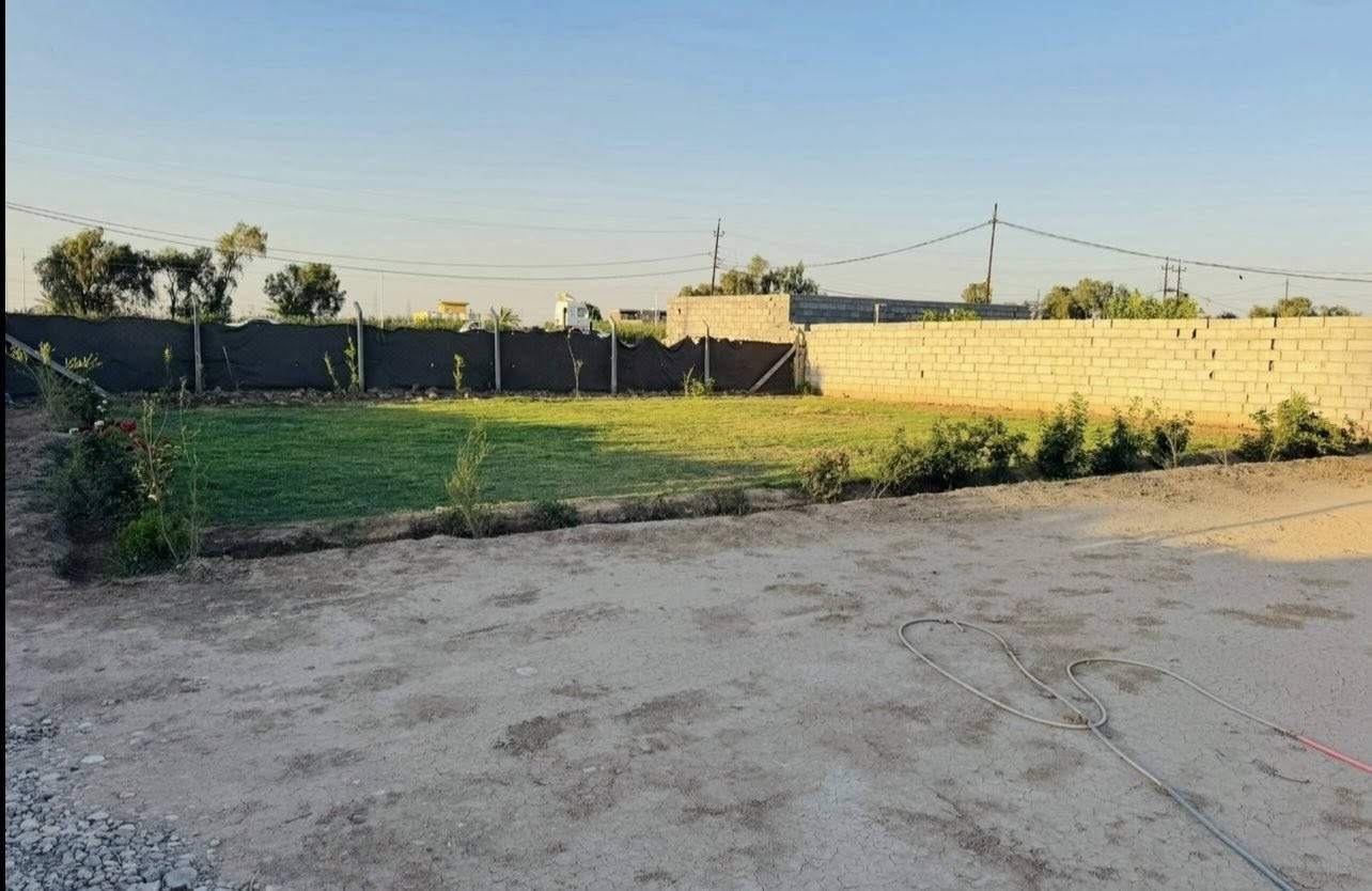 سلام عليكم ورحمة اللّه وبركاته
•• الدار للبيع مع نصف دونم
العنوان واسط الحفريه القطنيه الغربيه قرب محطه الغياث.
مساحه البنيان 200م مع نصف دونم واجهه الشارع العام طريق
(كوت-بغداد)
بحتوي الدار على (2غرفه نوم-استقبال-مطبخ حار+بارد-صاله ضيوف-حمامات-كراج- حمامات خارجيه عدد2-حديقه كبيره
خارجيه)
للاستفسار: ***********
