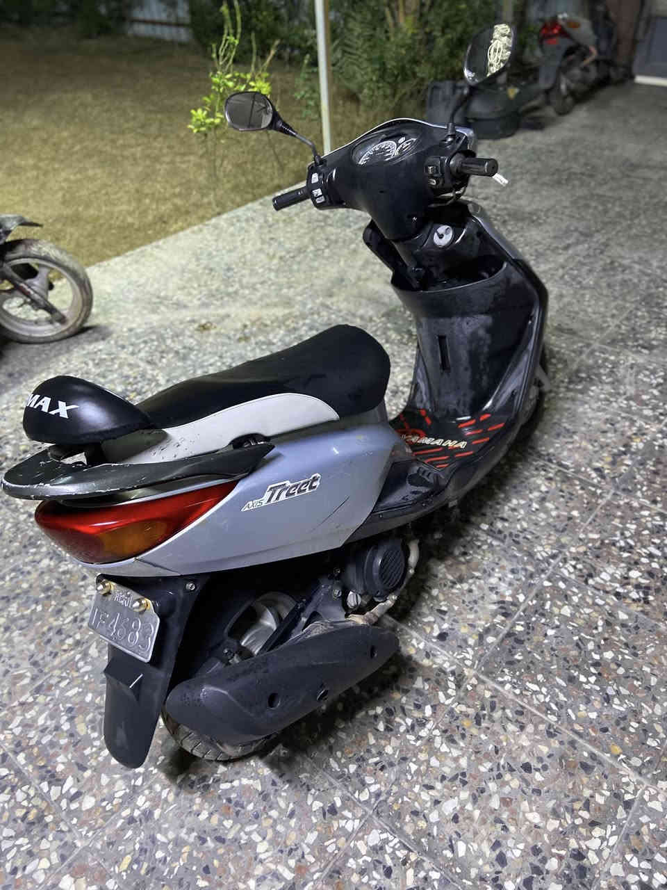 اكزز للبيع مكينه بلاديه ممفتوحه خرسه ادامه كامله نقصها بس ستان تعليك وعداد مكسور الكيج مال بانزين شغال الدراجه نكره بكل وقت سعرها 650 مكاني بغداد الكاظميه 
واتساب ***********
