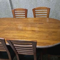 ميز طعام بحالة جيده جدا  ٦ كراسي  قياسه ٢ ×١ متر  السعر ٢٥٠ الف  العام...