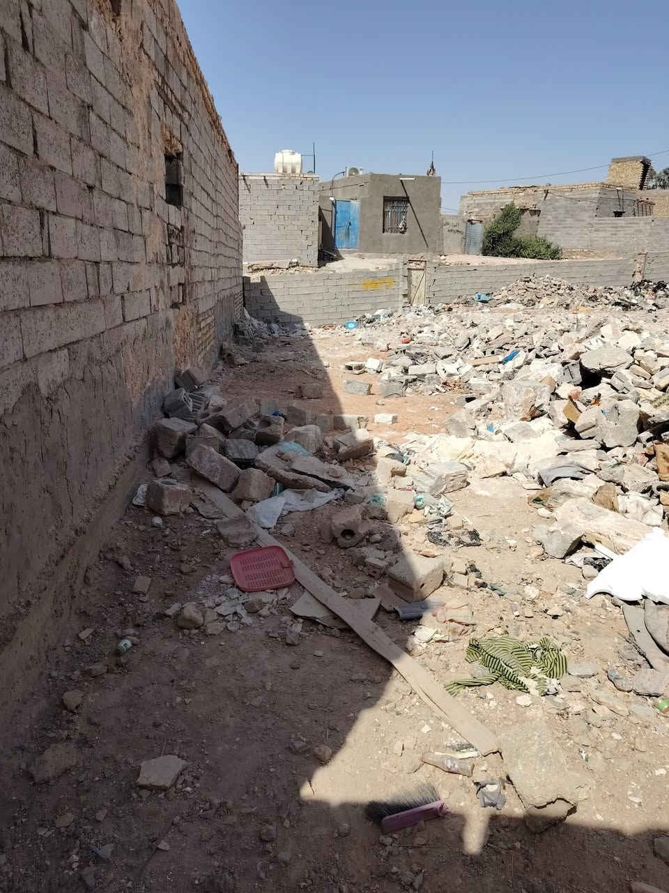 السلام عليكم 
عرصه 100 م الرضويه الرابعه مقابيل الناحيه الجديده جوه قبل الاخير بيت واحد شارعها مامكطوع يفتر 
السعر 8 مليون 
*********** واتساب 
***********
