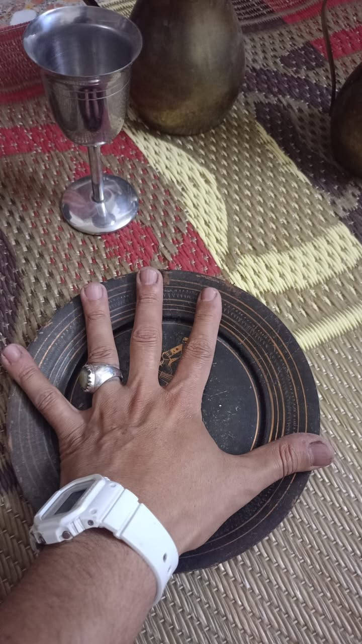 سلام عليكم للبيع كلشي موضح بصور ومقطع فيدو 3 دلات +كاس نحاس ابيض + صحن كهرمانه نحاس احمر قديم جدآ السعر النهائي 100 الف مكاني بغداد 
***********
