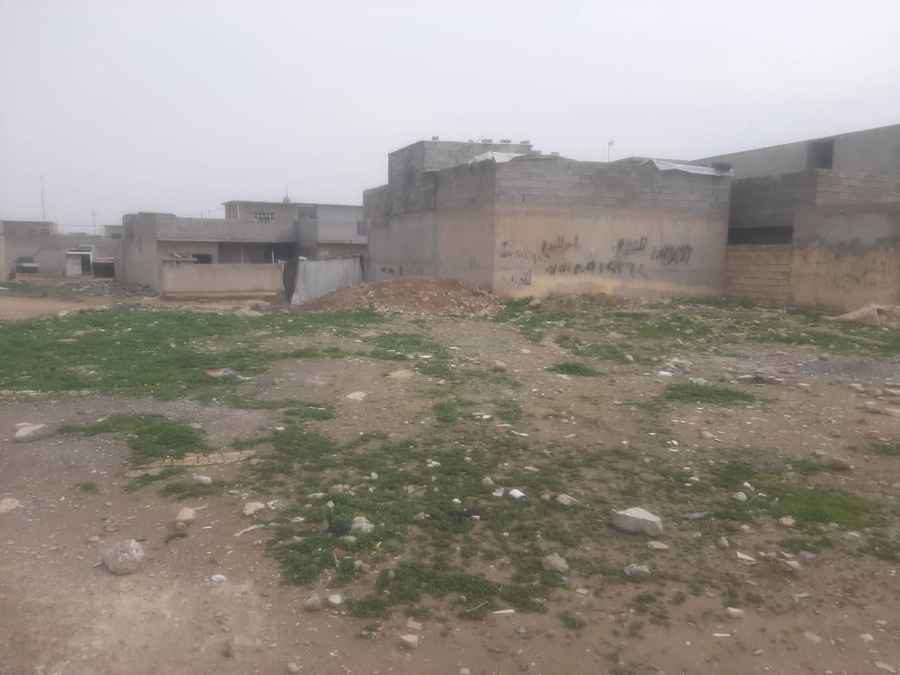 السلام عليكم أرض البيع المكان رجم حديد يم المجسر المساحه ١٠٠متر سعر مناسب ***********
