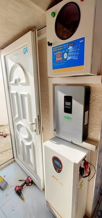 طاقة شمسية • ٨ ألواح ٦٠٠واط • بطاريتان ١٥ كيلوواط