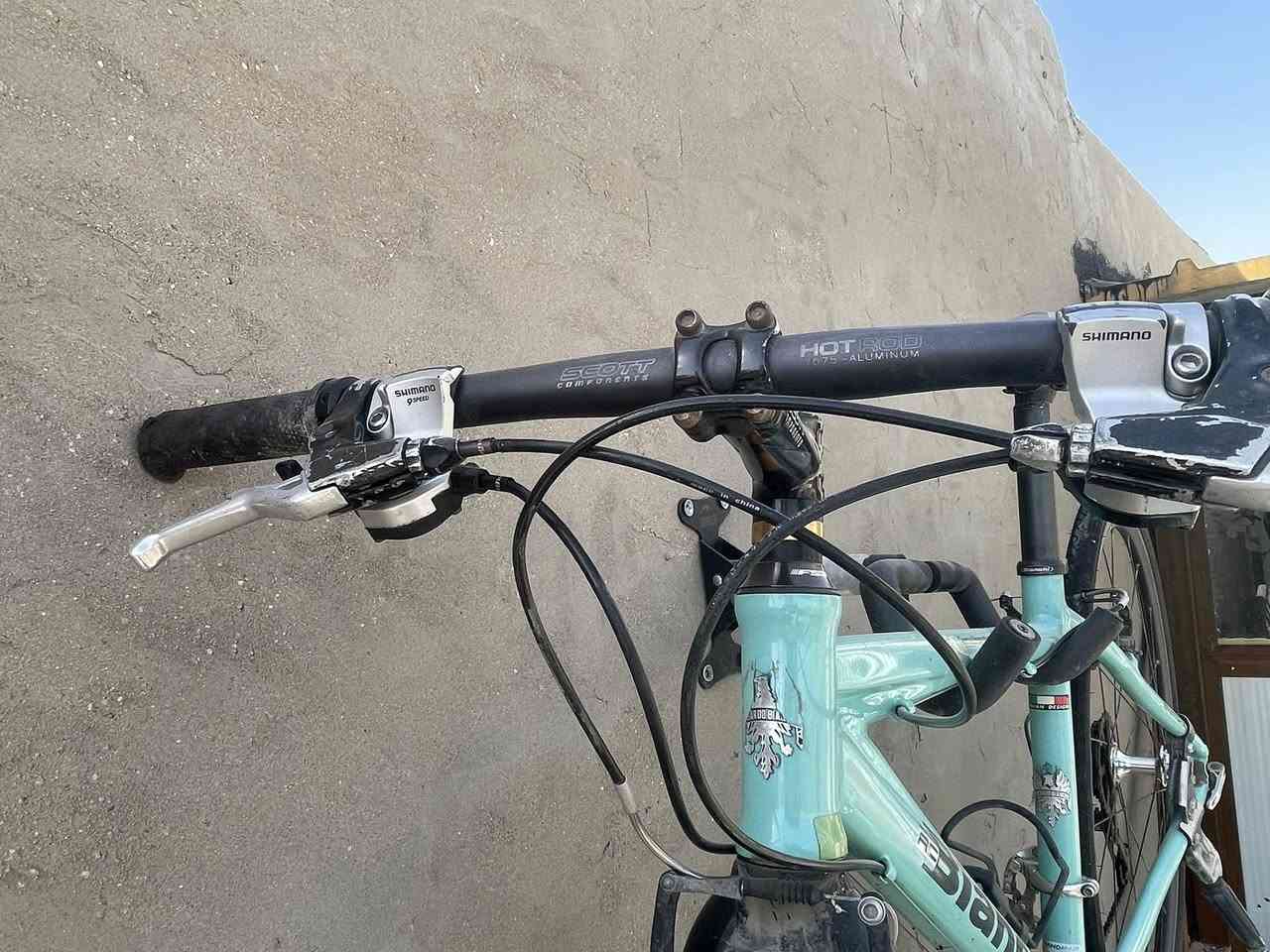 السلام ً عليكم ً اخوانيً الغواليً عندي باسكلc 700
حجم 28 قياس الفريم S ماركة (Bianchi)
غني عن التعريف ماركة ايطالي الصنع معدنه المنيوم 
سستم شيمانوا 2/8  
عل وضع البلادي ختم واحد سعرهاا 200 الف 
وبي مجال ان شاءالله مكاني بغداد بالمنصور 
رقمي ***********
