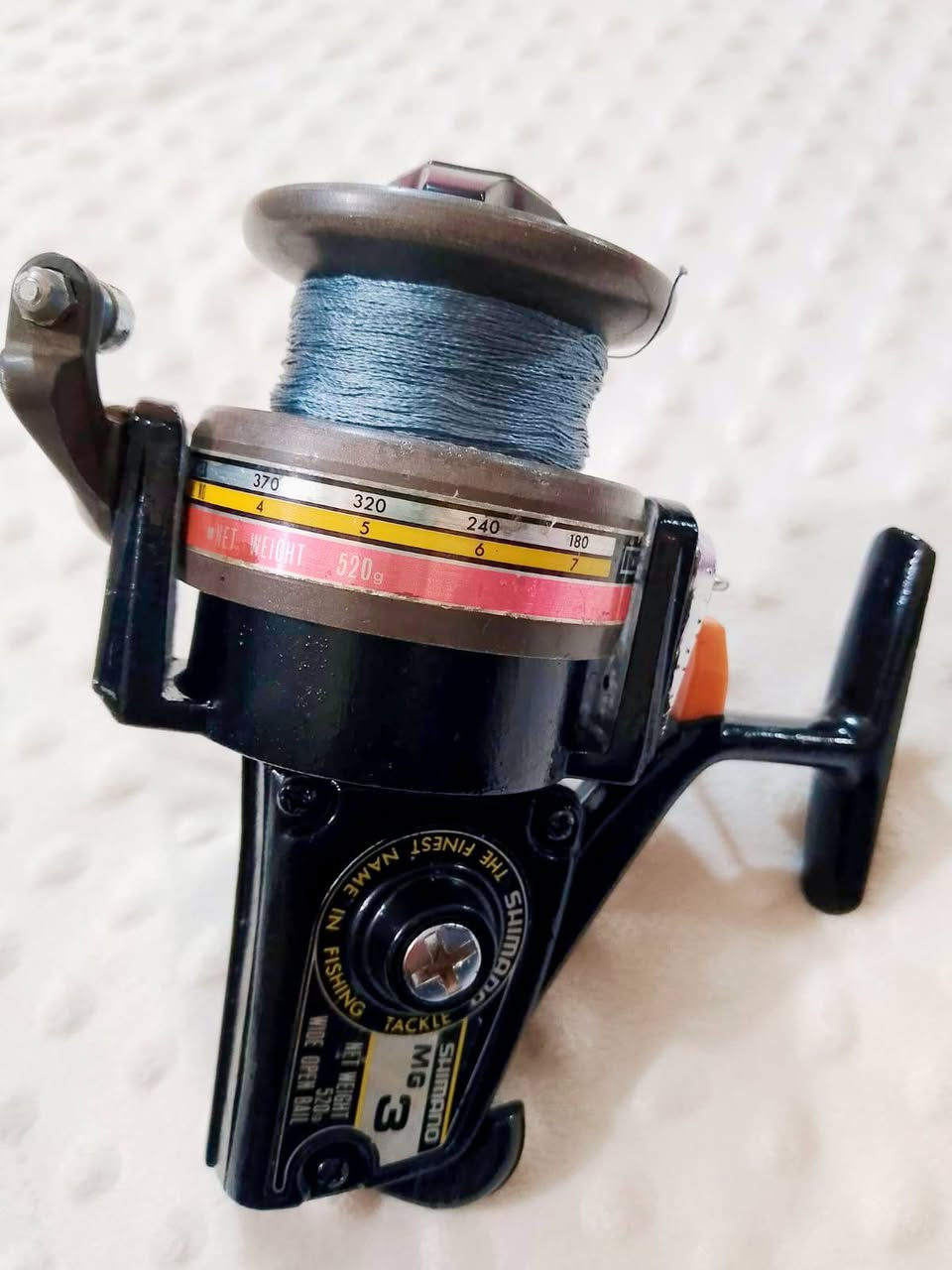 ✓✓✓السعر خاص ✓✓✓
الرقم ‏‪***********‬‏
 الماكينة الكلاسيكية:
​الاسم  شيمانو إم جي 3 (Shimano MG 3).
​الصناعة: ياباني أصلي (Made in Japan - بواسطة شركة Shimano Industrial Co., Ltd).
​السعة (شكد اتشيل خيط وكتان): الماكينة مصممة لخيوط النايلون (المنوفلمنت)، وحسب القياسات المكتوبة عليه
​خيط نمرة 4 تشيل 370 
​خيط نمرة 5 تشيل 320 
​خيط نمرة 6 تشيل 240
​خيط نمرة 7 تشيل 180 
المكينه معدن بالكامل
​الوزن الصافي: الماكينة ثقيلة وقوية، وزنها مكتوب عليها 520 غرام.
​الحجم: تعتبر بحجم متوسط إلى كبير (تقريباً تعادل أحجام 4000 أو 5000 بالقياسات الحديثة)، وتظهر في الصورة 1000306563.jpg وهي بحجم كف اليد، وممتازة للصيد الثقيل والكاستنغ لمسافات طويلة
