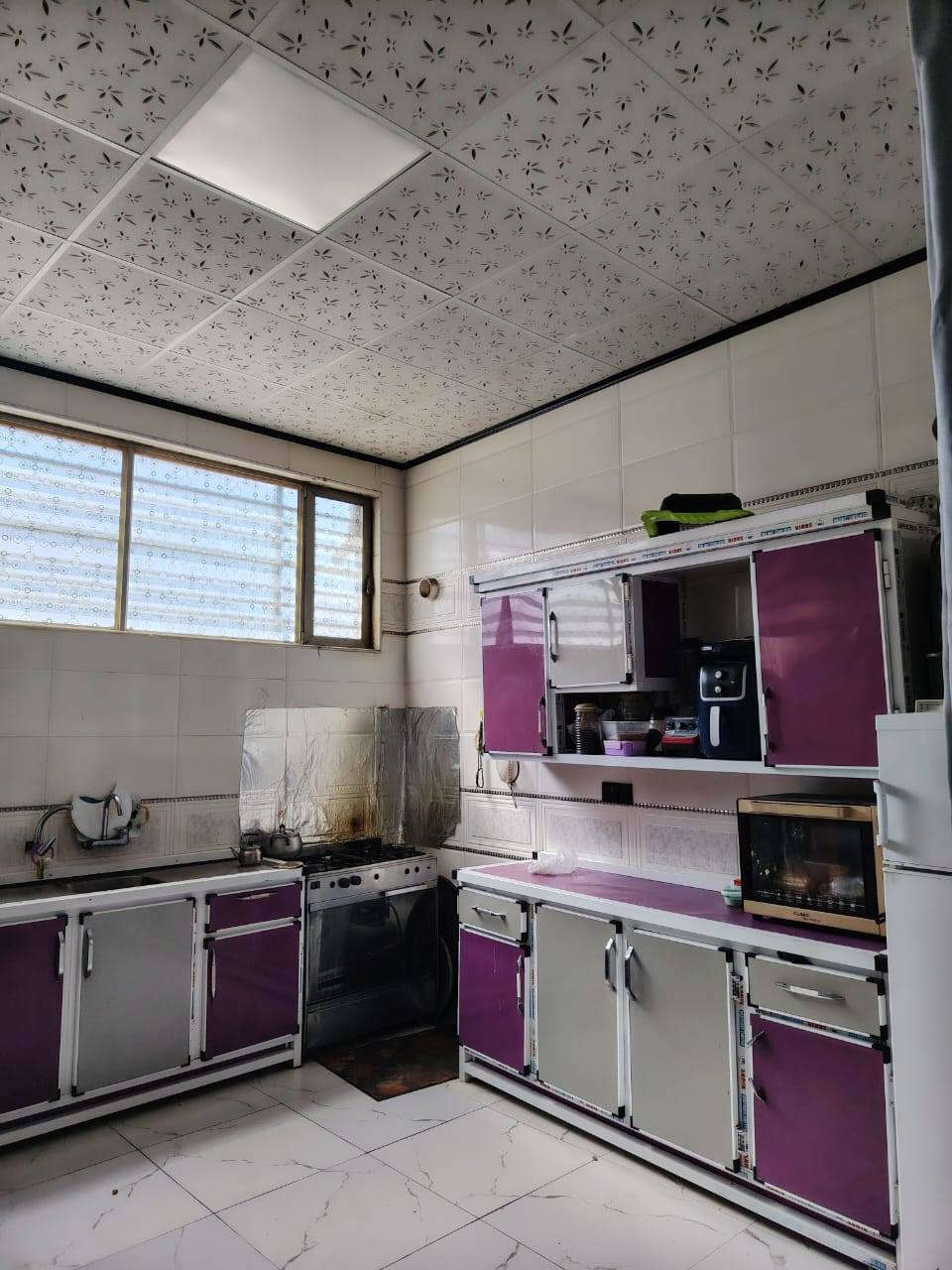 #دار للبيع...  106م   طابقين..بناء جديد قريب جداا ع الامام الحر سند ٢٥ إقرار محكمه العنوان الحر شارع الجنسيه القديمه   كافه الخدمات مع المجاري.. عده التبليط منطقة هدؤ.. ودخوله مثل المجمع يعني شارع واحد
يتكون الطابق الأرضي من.. 
استقبال كبير.. 5/4م
وغرفه نوم كبيره...4/4.5م
وصاله كبيره ...6/3.5م
ومطبخ كبير... 4/3.5 م
حمام داخلي وخارجي
#الطابق الثاني  بس الغرف  يحتاج كهرباء ولبخ 
يتكون من.. 
غرفه 6.5/4م
وغرفه 4.5/4 
وصاله صغيره 
وصحيات وسطح 
#الدار كونكريت مسلح بناء طابوق فقط الستاره الداير ثرمستون 
للاستفسار *********** 
#يرهم مراوس بيت بناء جديد مع الفرق
