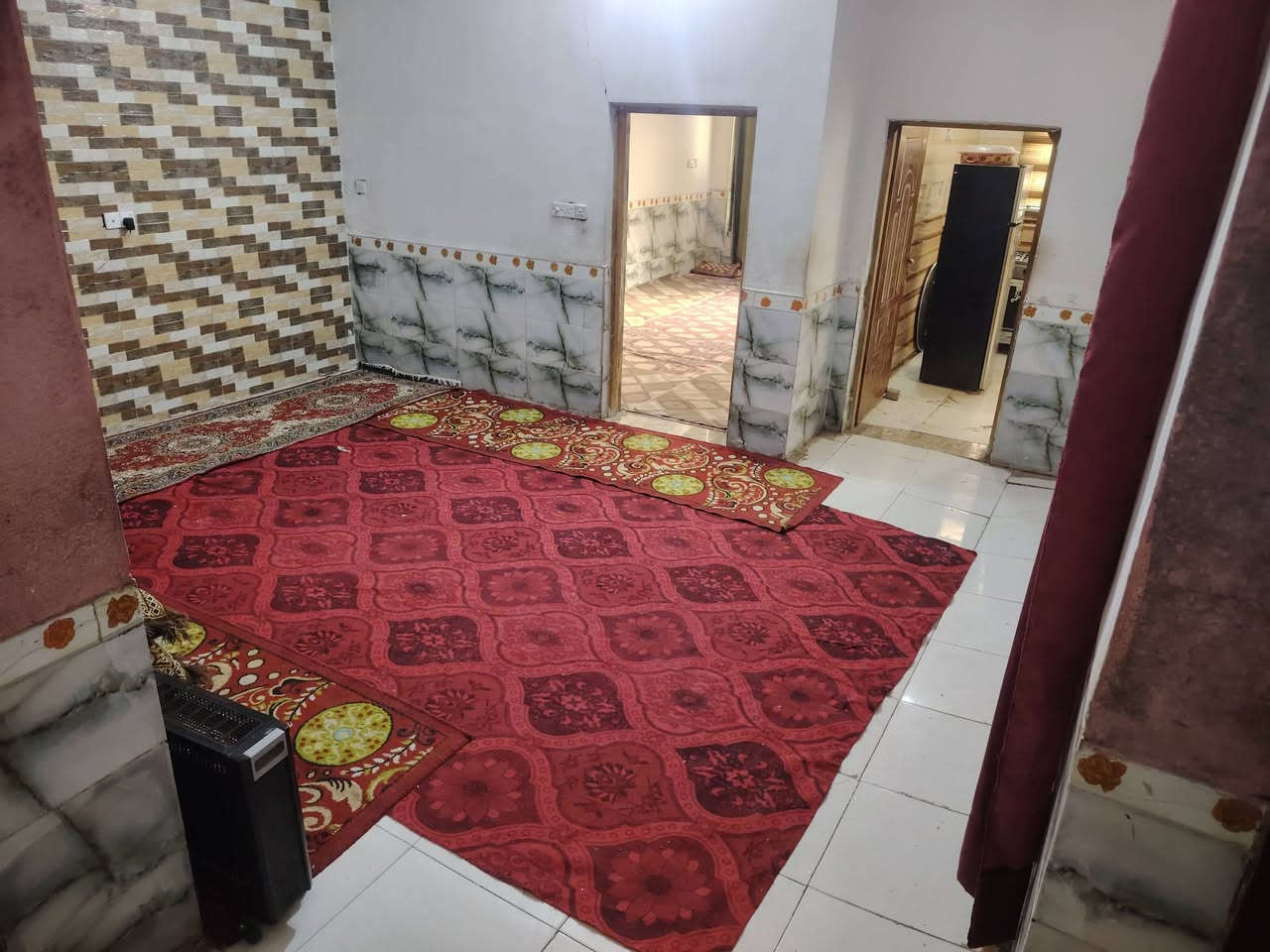 السلام عليكم بيت طابو صرف مساحة 150م يحتوي علئ 2 غرف نوم وصالة واستقبال مثل ما موضح بالصور بناء حديث كونكريت موقع الصدر الرابع قرب سيد عبدالله للاستفسار اتصال علئ الرقم ***********
