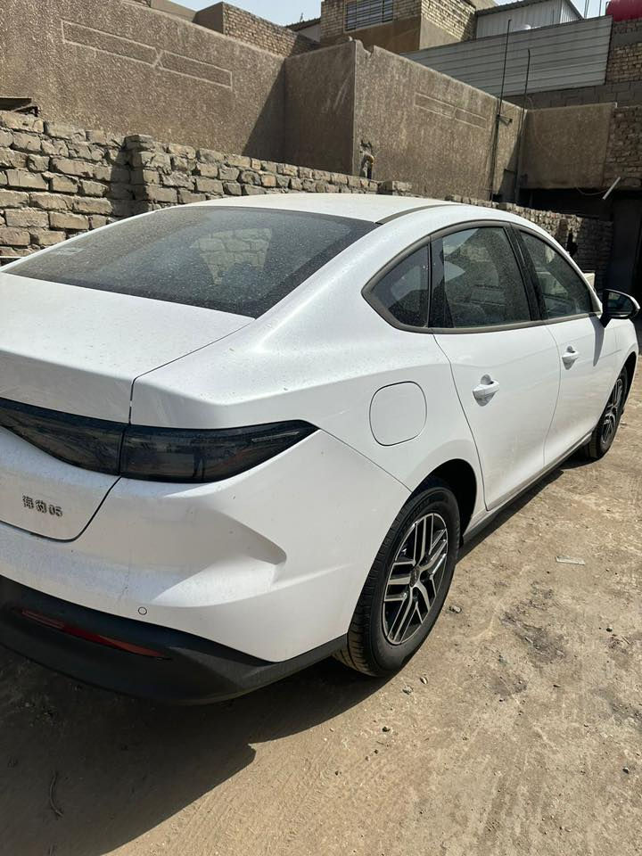 السعر 19,000,000  دينار عراقي
مرقم بغداد رقم مميز 
ويل كروم 
• موديل 2025 
🔋 المحرك والتقنيات
 • محرك 1500cc اقتصادي (Hybrid + Electric + Petrol)
 • تبريد أمامي وخلفي قطعتين
 • كير طياره تمشيك  مايقارب2100 كم
 • بصمة + كارت دخول ذكي
 • شاشة وسطية
 • كامرة خلفية
 • حساس خلفي 
💡 الإضاءة والتصميم
 • لايت زنون
 • بك لايت LED
 • ويل كروم 
 • داخل جلد لون أبيض
 • تحكم مقود جانبين
ملحقات:- شاحن + ارضيات + كارت+ ماسحات+ فوم+ مثلث وجميع التفاصيل
للتواصل ***********
