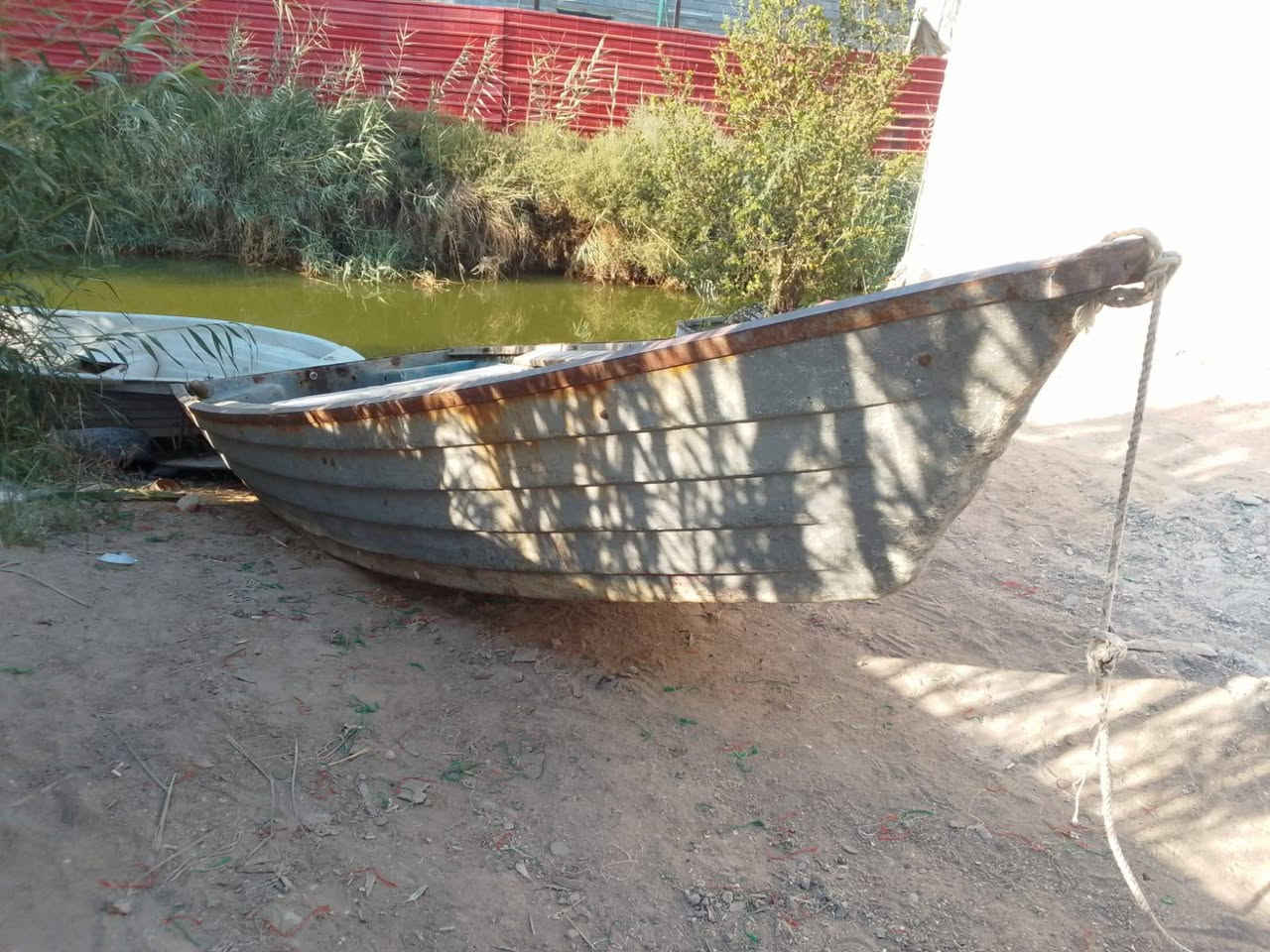 السلام عليكم زورق للبيع طول 6 م عنوان بصره قرمه علي استفسار رقم الهاتف ***********
