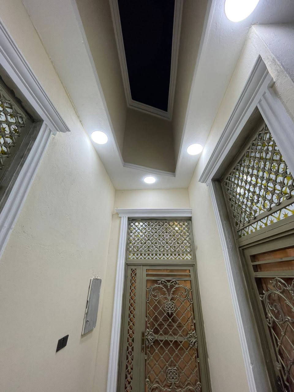 واسعد الله اوقاتكم بكل خير احبتي
***********
يتوفر دار سكن للبيع 

المساحه لكليه 100 متر مربع  ركن علاه شارعين كل شارع 10 متر 

نوع العقار طابو زراعي عراقي 

سند ٢٥ ول مالك عراقي تتكاتب ويا ابوالطابو مباشرتا

يتكون من غرف نوم عدد 2
استقبال 
صاله
مطبخ 
 مجمع صحيات داخليه وخارجيه 

البيت كامل من جميع الملحقاته 

بناء جديد 2025

فارق جاهزة للسكن تستلم بيتك عند المكتبة مباشر 

العنوان البصرة قضاء ابي الخصيب 

ابو كوصره غرب مدرسه الفتكار 

تبعد مسافة عن شارع ابو كوصره 100 متر 

منطقة روعه جميع الخدمات ماي كهرباء شارع 10 متر 

السعر  65وبي مجال

للاستفسار لاتصال ***********
