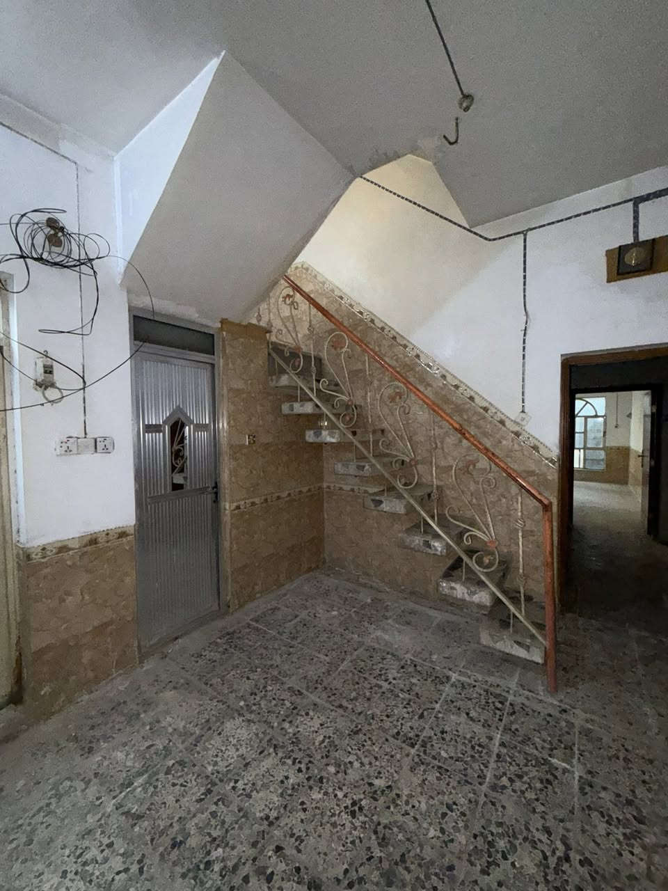 � دار للإيجار – النجف / حي السلام

📍 الموقع: النجف – حي السلام
خلف شارع سيراميك الروعة – موقع هادئ ومناسب للسكن

🔹 المساحة: 100 متر
🔹 البناء: طابق ونص

✅ الطابق الأرضي:
غرفة + صالة + مطبخ + صحيات

✅ الطابق العلوي:
غرفة + صالة

💰 سعر الإيجار: 450 ألف دينار شهرياً

📞 للاستفسار والمعاينة:
مكتب اليسر للعقار والمقاولات العامة
📍 العنوان: النجف – حي السلام – شارع أبو دجاج
فرع حي الجامعة، جوار محطة غسل يعقوب الدين

📱 ***********
📱 ***********

إ
