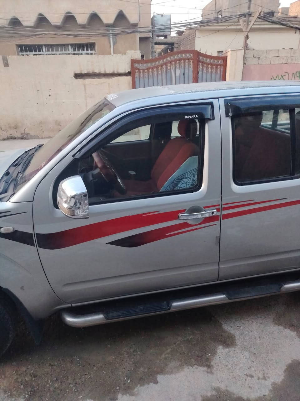 سلام عليكم 
نيفارا  2009   رقم سليمانية 
كير عادي  
بيهه مكانت صبغ 
محرك كير خير من الله 
تخم تاير 
شاشه 
تبريد تدفئة 
مكاني ديالى تحويل ثاني يوم 
***********
