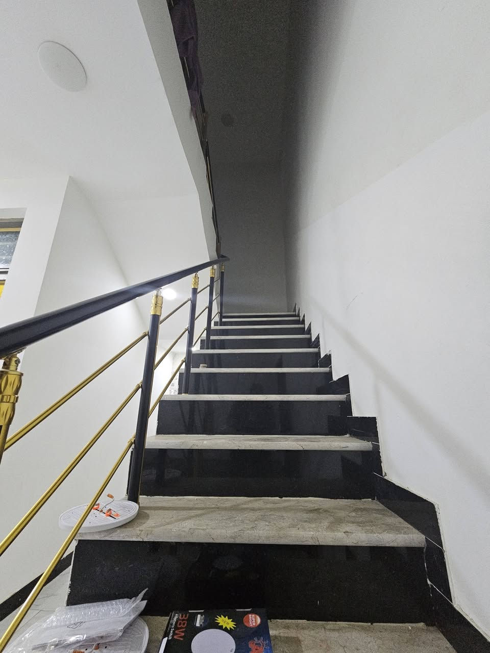 السلام عليكم بيت للبيع في مجمع الرواد السكني مساحة ١٠٨ باقي من القرض ١٠٥ مليون السعر المطلوب ٥٠ مليون بي مجال يتكون من مطبخ واستقبال هول داخلي صحيات خارجية وداخلية غرفتين نوم وحده منهن اللي بطابقة الثاني سويت ***********
