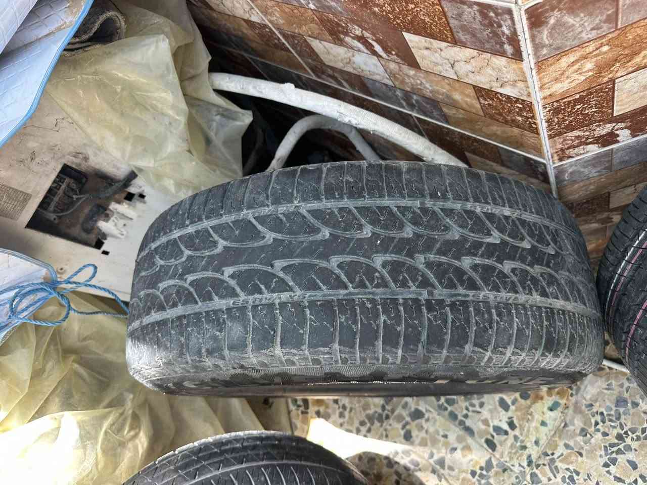 السلام عليكم عندي هاي الإطارات زوج نفس القياس و ويل كب مع تاير جديد مال حاويه@ و ويل مال سياره عاليه و إطار مفرد مع تخم ويل كب وهذا رقمي ***********
