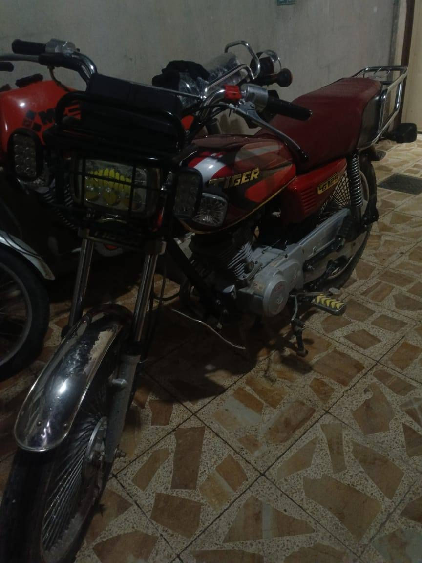 دراجه للبيع 👇🏻
١. دراجه نوع تايكر ابو درع 🛡  مديل  2020 
٢. اربع كير  💫
٣.وزن ثقيل 
٤. بي مفيس...  بس  يرادلها ترقيم و تصير دراجه اصولي 

 ٥. شرط مكينه ما مفتوحه شرط  تروح تفحصها وين متريد برغي ما مفتوح بيها. 

٦. كهربائيات شغاله 
 ملاحظه......🔷 خوذه اصليه لون اسود يجي جامين   مضلله + عاديه  تجي  مع الدراجه  هديه   
(سعر 700 و بيها مجال) 

لاستفسار اكثر  عليك الاتصال على الرقم التالي 

🔸رقم هاتف *********** 🔸
