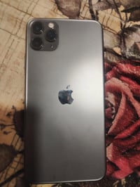 ايفون 11bromax ذاكره 250 بطاريه ١٠٠ مستبدله اصلي  ومستبدل شاشه اصلي ول...