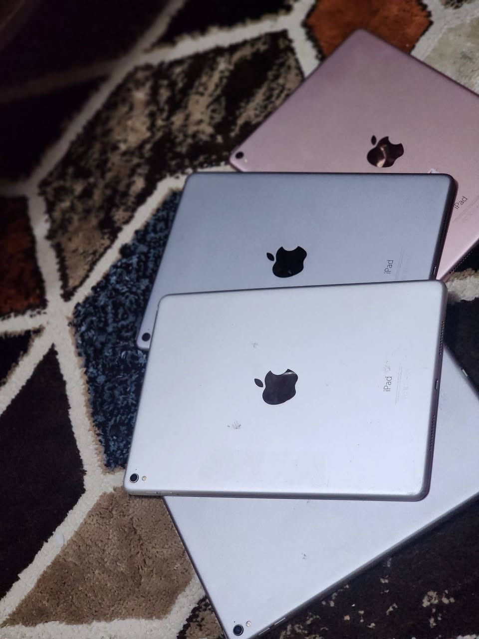 ايباد برو9.7 عدد 4قطع شغالات ذواكر 256 و128 كيكا لاصحاب الجملة الشراي يتصل***********

