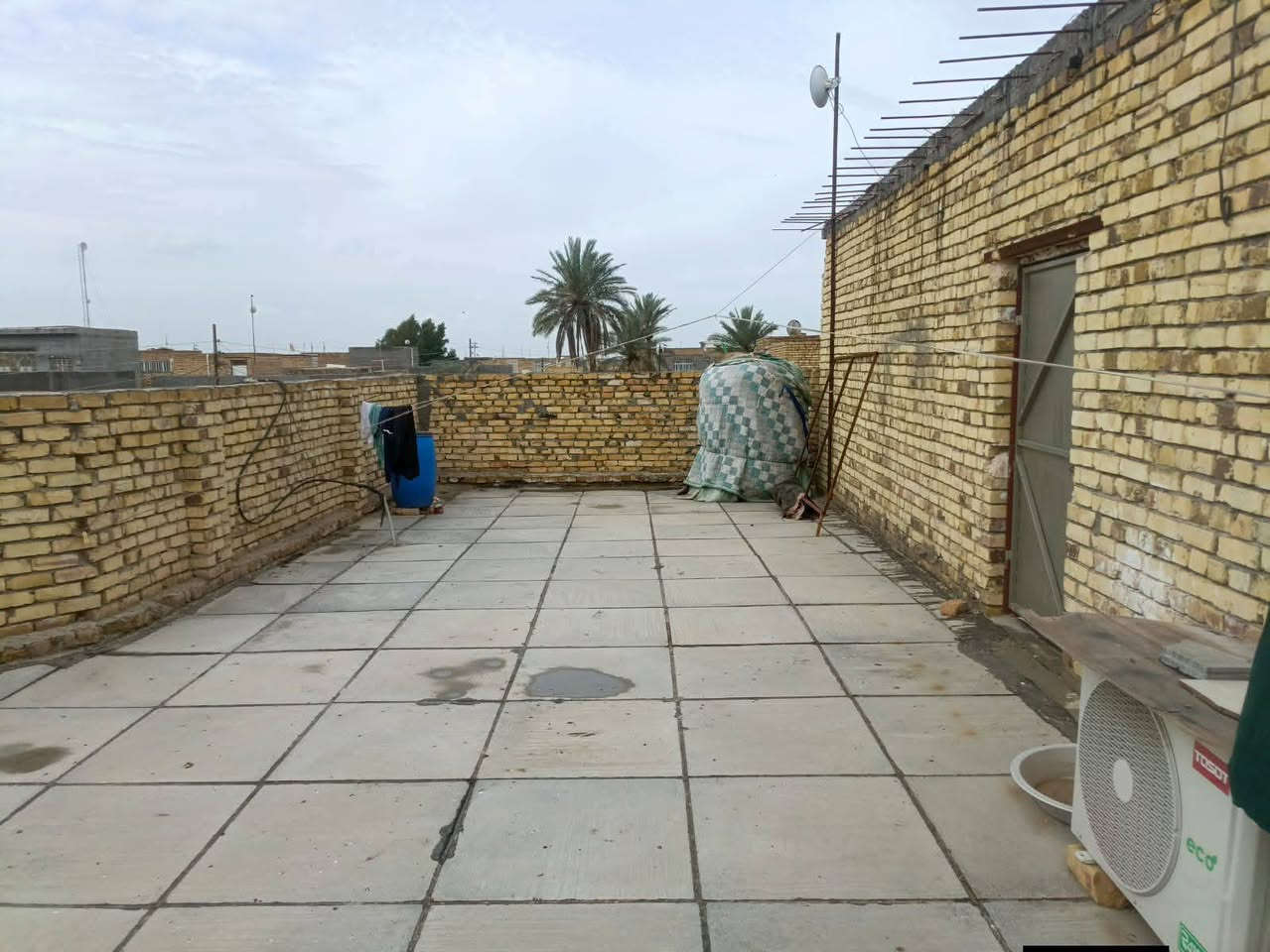 السلام عليكم 
دار للبيع مع قطعة ارض منفصله عن البيت سياج وباب منفصل
طابو زراعي سند ٢٥
العنوان // بابل المدحتيه حي علي قماره على الجه اليسرى
سنة البناء /حديث
المساحة البيت //٢٦٠متر
نوع البناء طابوق السقف صب كونكريت اشراف مهندس مدني
بناء حديث
تحويل البيت ثاني يوم بعد الشراء
تفاصيل البيت طابقين ويتكون من
عدد الغرف 2
استقبال 
صاله كبيره
مطبخ حار وبارد
ممرات جانبيه وخلفيه
طارمه +حديقه 
صحيات داخليه و خارجيه
خدمات كامله 
الطابق الثاني غرفة نوم عدد ٢هيكل غير مسقف
السعر البيت //١٢٥وبي مجال
مساحة القطعه //٢٠٠متر
سعر القطعه //٣٥وبيه مجال
ملاحظة يباع البيت مع القطعه أو من غير القطعه 
للاستفسار
مراجعة مكتب دلالية وائل الهندي 
شارع ٦٠ قرب سلوان أبو الكاشي مقابيل فرع علي قماره 
*********** وائل الهندي
***********ابو علي
