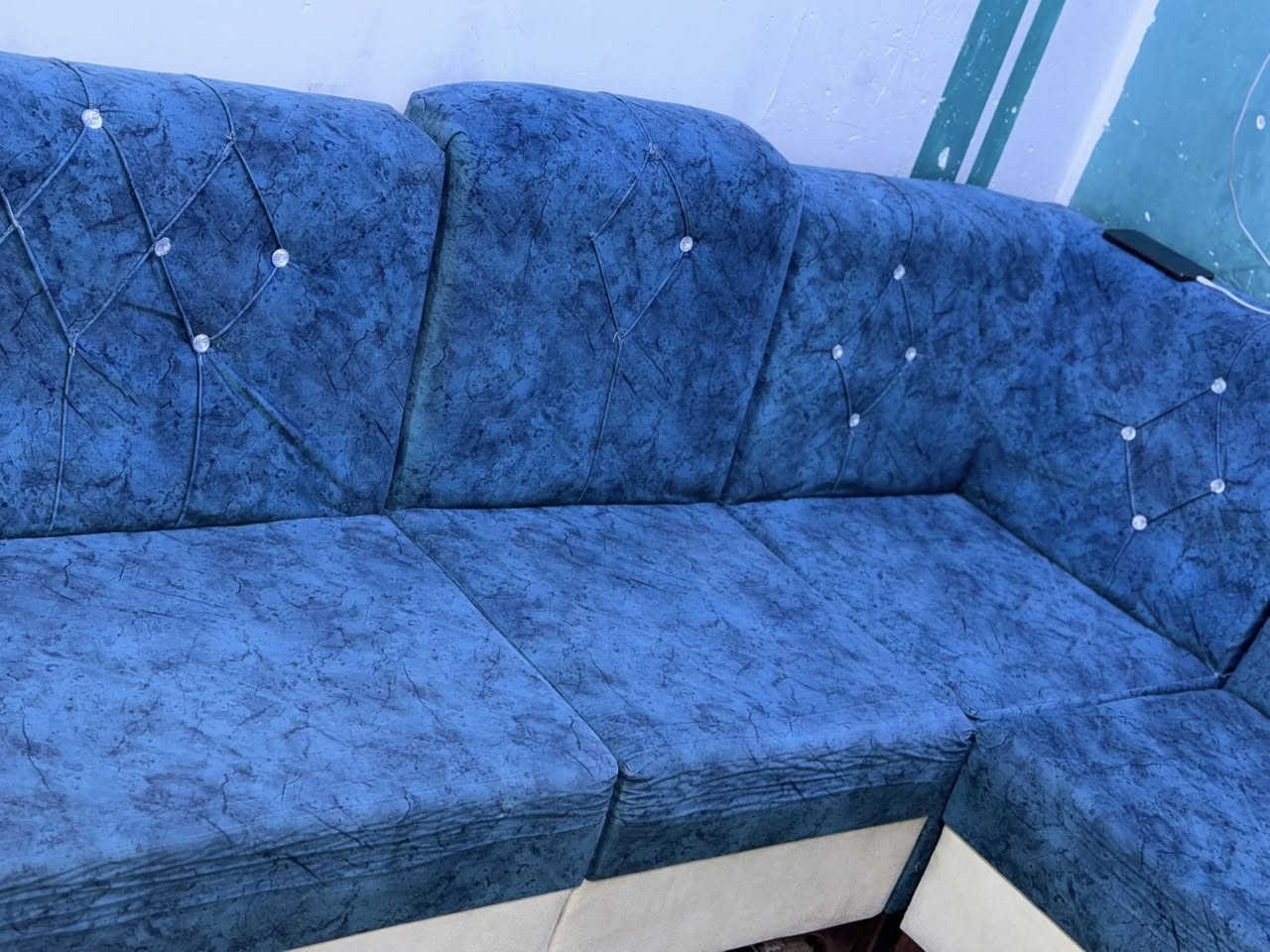 ب٢٠٠الف وبيه مجال بسيط نظيف وأي خلل مابيه 
طول التخم سته متر.   العنوان الإسكان. الصناعي نزله دور سيد حمزه


**إذا كنت صاحب هذا الإعلان وتريد حذفه لأي سبب، رجاءا أرسل رسالة إلى الدعم الفني**