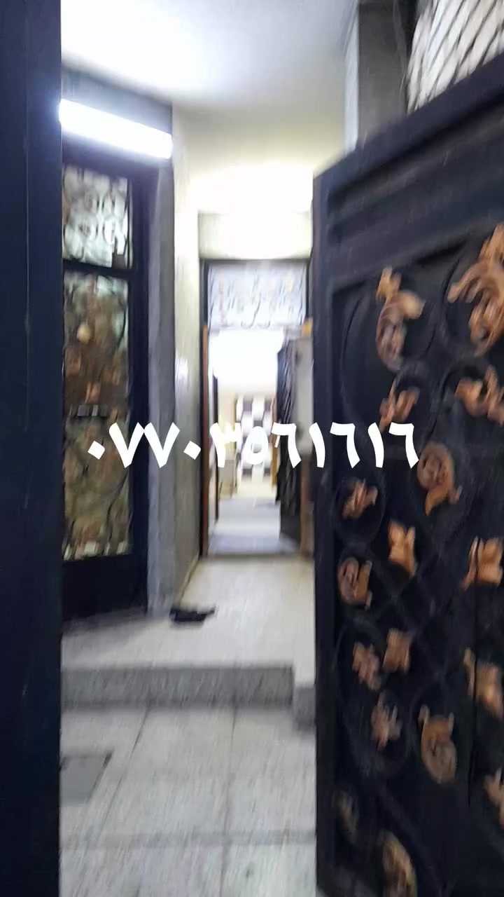 مشتمل للبيع مساحه ٩٠ متر قاطين طابو صرف الواجهه ٥ النزال ١٨ مدخلين الطابق الأول صاله + مطبخ + منور + حمام مشترك + تواليت خارجي الطابق الثاني ٢ غرف نوم + بيتونه + صطح العنوان حي المواصلات الثانيه قرب مدرسه حلب اي ستفسار على الرقمين *********** او *********** توجد عروض آخره حسب المكانيه
