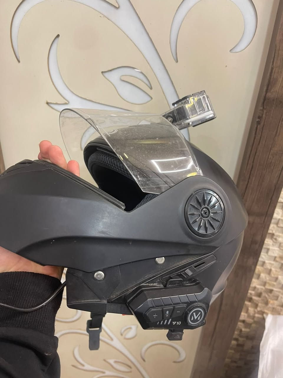 خوذا للبيع جديد يومين مستخدم وعندي جنطه دلفري اسود للبيع هم جديده
رقم ***********
