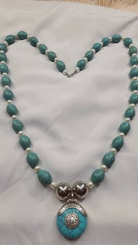 عقد ( كولييه ) من حجر الفيروز الاوربي مع حبات اللؤلؤ الطبيعي مع الفضة ...