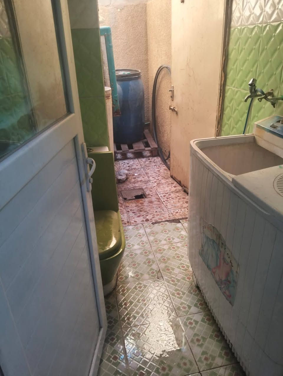 دار للبيع مساحته ١٥٧ 
٣ طوابق ٥ غرف نوم  الحسينيه منطقت الظباط قرب مطعم الامير الاسعر ١٣٠ وبيه مجال ***********
