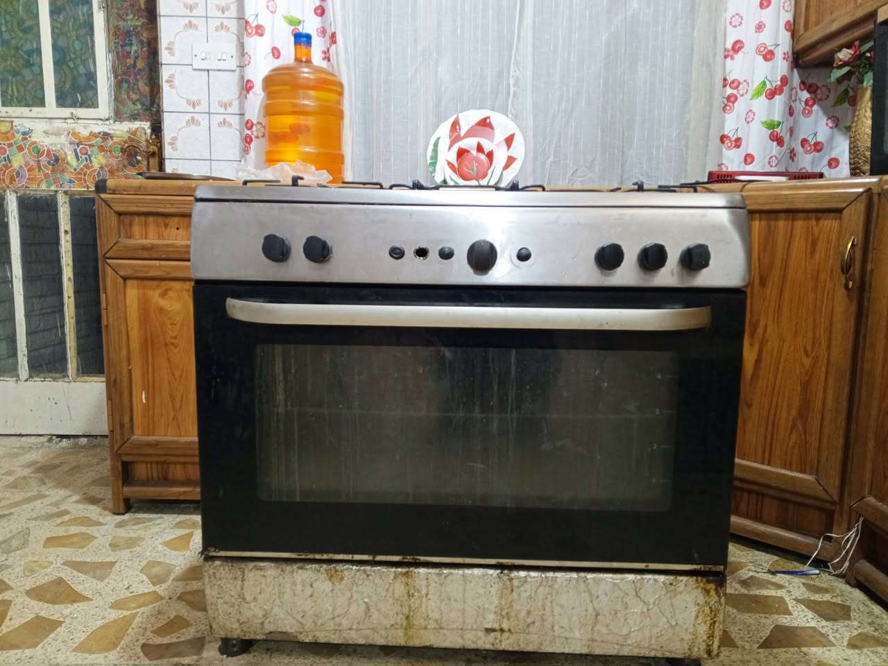 للبيع فقط طباخ حجم كبير ع وضعه جان بالفرن مال صمون للعمال حاطي يسون عليه اكلهم  وهسه شامره بالبيت 175 قليل  حك جيه شغال فرن فوك والجوه والعيون فوك بيهم شغاله وبيهم يحتاج صيانة تواصل ع وتساب لاستفسار واتساب *********** غير موجود ع فيس بوك بغداد غزاليه
