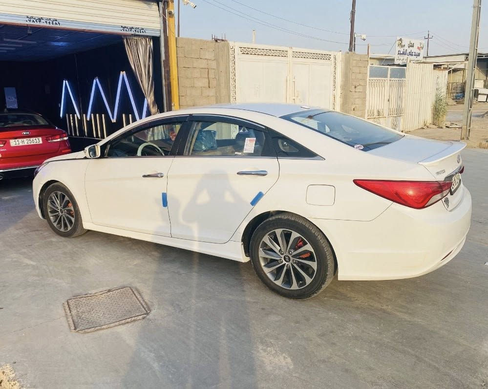 سلام عليكم 
سوناتا 11 خليجي مكفوله من الضربه مقدار اقل الشبر رشه صبغ في البنيد والشخط مبين بالصورة سنوية باسمي لسنة 2031 مري شفط شاشه تحكم ستيرن محرك 2400 دوش السيارة جاهزة  السعر 124 وبيها مجال قليل ترهم مراوس حسب القناعه ***********
مكان السيارة ديوانية
