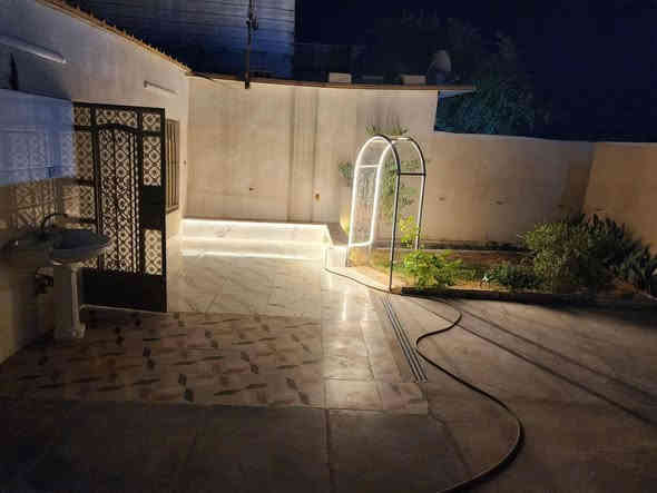 السلام عليكم انعيد النشر بسبب ضرف المشتري بيت تجاوز للبيع المساحه 200م ارضيه بورسلين وسكف سندويج كهرباء مجاري تاسيس بواري 3 خطوط جديد يحتوي على 3 غرف ومطبخ وحمام كبير ومنور ويحتوي على حديقه وكراج كبير ماطور ماء وبوستر نازل جديد العنوان كفاءات السيدية قرب قاعة بغداد  يباع نصف او كامل ***********
