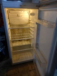 ثلاجة • تحتاج تصليح • سعر مناسب