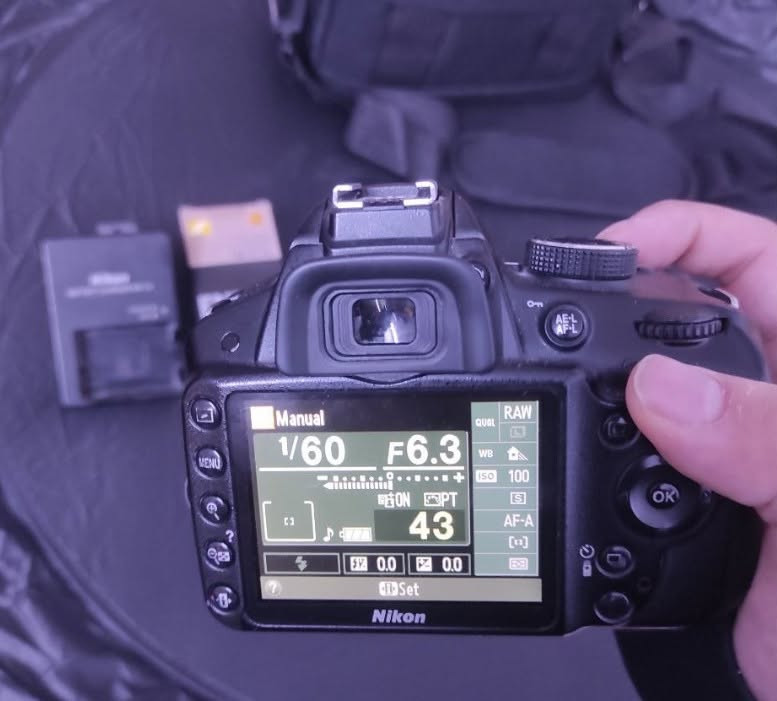كاميرا Nikon D3200

 الملحقات
  عدسة الكت Nikon AF-S DX 18-55mm
بطاريتان
ENEL 14
ENEL 14a جديده 
شاحن أصلي 
جنطة كاميرا


**إذا كنت صاحب هذا الإعلان وتريد حذفه لأي سبب، رجاءا أرسل رسالة إلى الدعم الفني**
