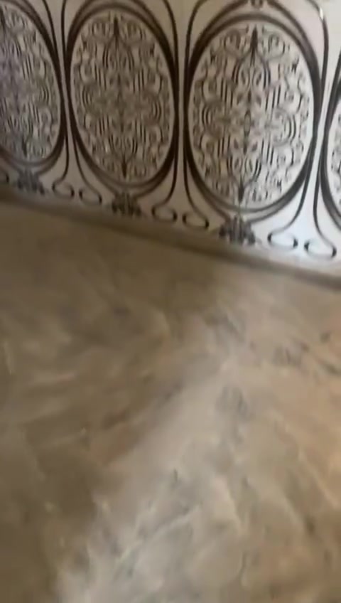 شقه للايجار بشارع الاكرمين قرب انشائية العبيدي علما هيه مدخلهافرعي مو يم المحلات تتكون من غرفتين ومطبخ وهول ومجمع صحيات ومنور وسطح 
الشقه تكفي لعائله صغيره للتواصل ***********
