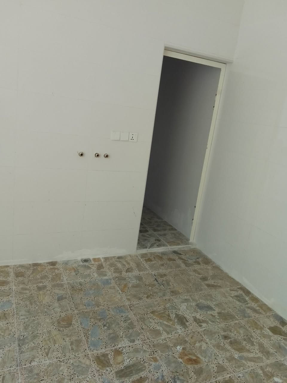بيت للبيع بثعالبه الاولى منطقه 7000 50متر بناء حديث سنه 2025 3طوابق الطابق الاول استقبال ومطبخ وخدمات وطابقه ثاني غرفتين وحمام وطابق الثالث غرفه كبيره وحمام طابو ملك صرف ب95التواصل واتساب على هذا رقم ***********
