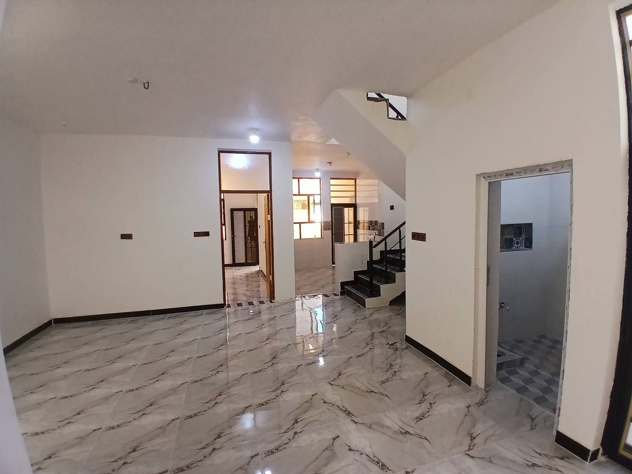 السلام عليكم دار سكن للبيع حديث غير مسكون  البناء درجة اولئ في الكوت منطقة حي الحكيم نزلة  الوائلية بالقرب من شارع الصب مساحتة 150م مربع البناء طابوق درجة اولى والسقف صب مسلح والارضية والجدران سيراميك ويتكون البيت من غرفتين نوم وصالة واستقبال ومطبخ وصحيات داخلية وخارجية ومرقم من قبل البلدية السعر 57 وبي مجال الاستفسار الاتصال على هذا الرقم ***********
