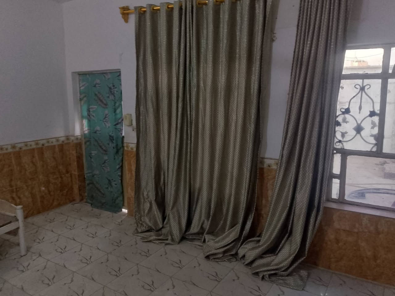 سلام عليكم يوجد بيت للبيع بلبراكيه بشارع المعمل يم جامع الخزاعلة ٣٠٠متر عن شارع المعمل جاهز التطويب يتكون من غرفه وبراني وصاله ومطبخ وحمام داخلي وخارجي وحديغه وقراج سياره وطارمه المساحه ١٧٠ شارع تبليط عرضه ١٢ متر باب البيت الاستفسار تصل***********
