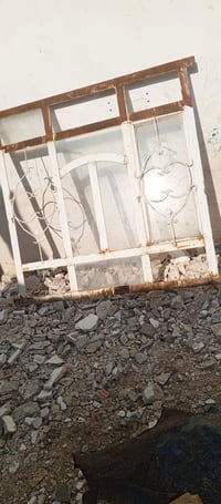 شبابيك ٢م • شبابيك ٢٫٥م • باب خشب ٢