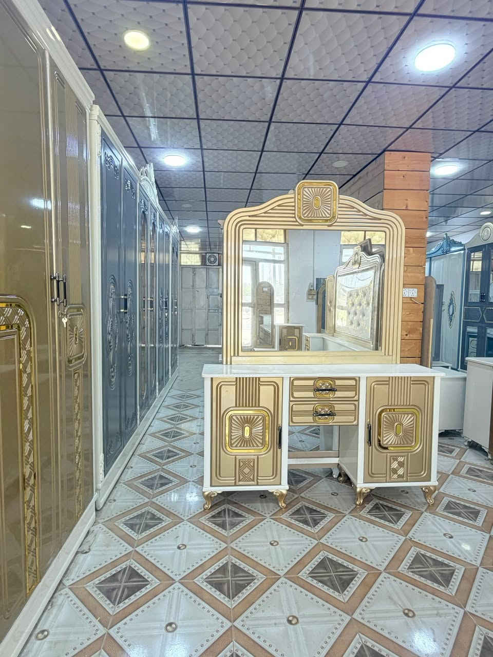 🛋️ أناقة بيتك تبدأ من "رائد النازك" 🛋️
لأن منزلك هو مرآة ذوقك، نحن هنا لنمنحه اللمسة الملكية التي يستحقها! يسر معمل ومعرض رائد النازك للأثاث والمفروشات أن يقدم لكم أحدث وأرقى الموديلات لعام 2026، بتصاميم تجمع بين الفخامة العصرية والمتانة العالية.

✨ ما نتميز به في معاملنا:

 🛏️ غرف نوم: قمة في الراحة والجمال، مصممة بأعلى معايير الجودة لتضمن لك نوماً هنيئاً.

 🛋️ تخم (أطقم قنفات): تشكيلة واسعة من الأطقم التركية والكلاسيكية التي تضفي فخامة على صالة ضيوفك.

 🪵 جلسات عربية: أصالة التراث بلمسات حديثة، مريحة ومصنوعة من أجود أنواع الإسفنج والقماش.

 🧵 ستائر: تصاميم ساحرة وألوان متناسقة تكتمل بها لوحة منزلك الراقية.

 🪞 مفروشات: تشكيلة مميزة من الأغطية والسجاد التي تمنح الدفء والجمال لكل زاوية.

🛠️ التميز هو شعارنا: ننفذ أرقى التصاميم حسب الطلب والقياس بأيدي أمهر الحرفيين، وبأجود أنواع الأخشاب والمواد الأولية مع ضمان حقيقي.

📍 العنوان: الأنبار - الرمادي - زنكورة (مفرق زنكورة)

📞 للحجز والاستفسار (اتصال أو واتساب): ***********

🚗 تتوفر خدمة التوصيل والشد لكافة مناطق الرمادي
