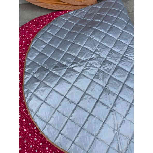 متوفر الآن — خيمة المبيت الشتوية (استيرادنا الخاص) 🏕️
وبسعر 190 الف فقط

 • خيمة واتر بروف بجودة عالية جدًا.
 • تكفي لشخص أو لشخصين بشكل مريح.

الأبعاد
 الطول: ٢.٥ متر -  العرض: ١٥٠ سم 
الارتفاع: ٩٠ سم

المواصفات والمزايا
 • قماش خارجي مقاوم للماء لحماية كاملة من المطر والرطوبة.
 • بطانة داخلية شتوية من قماش مخصوص للعزل ضد البرودة.
 • فرش داخلي بطبقة إسفنجية ومقاوم للرطوبة لراحة أعلى أثناء النوم.
 • منافذ بطبقتين — غطاء محكم + ناموسية لحماية من البرد والحشرات مع تهوية جيدة.
 • سحابات قوية جداً ومتانة عالية تتحمل الاستخدام المتكرر.
 • تأتي مع كافة الملحقات (أوتاد، حبال، حقيبة حمل، إلخ).

📍 العنوان: الشعب، حي عدن
📱 واتساب / اتصال: ***********
قناة الواتساب 

https://chat.whatsapp.com/FJR6Us0L4xCBst3rRsJuAy?mode=wwt
