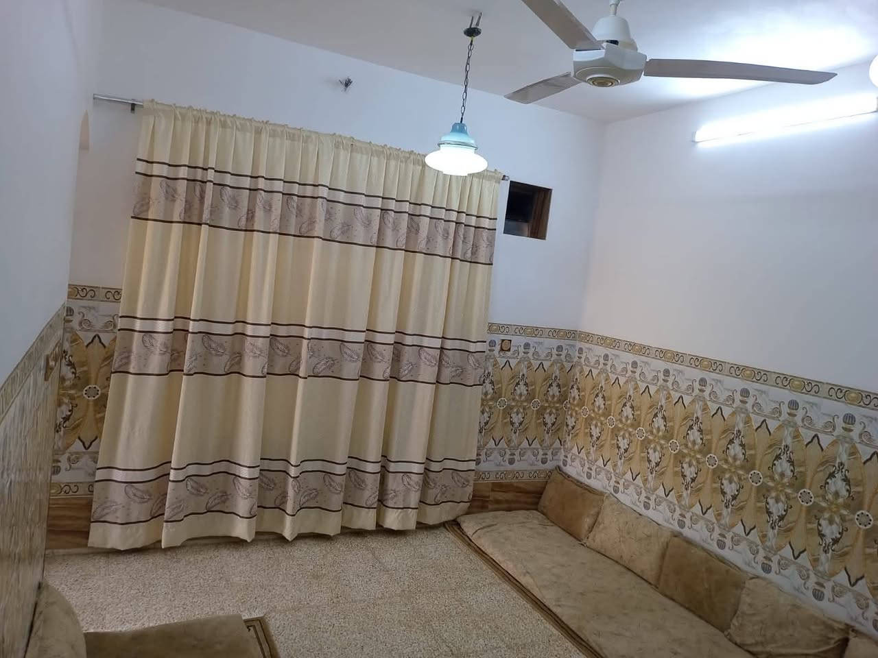 دار للبيع … ملك صرف باسمي
المساحة ١٠٠ متر مربع ١٠*١٠ ركن 
هول استقبال غرفة نوم منور صحيات داخل خارج 
بيتونة واسعة على كبر الهول درايج صحن 
البيت بناء حديث مقابل حديقة خدمات كاملة 
الجانب الايمن منطقة الهرمات الخامسة بالبداية 
راس الفرع الشارع العام تلعفر سنجار 
للاستفسار اكثر راسلني


**إذا كنت صاحب هذا الإعلان وتريد حذفه لأي سبب، رجاءا أرسل رسالة إلى الدعم الفني**