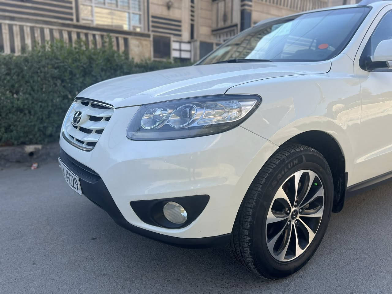 السلام عليكم 
سنتافي 2011 خليجي  مواصفات فول عده البصمه  
مكينه 6 سلندر. 7 راكب. فوريل. فتحه. تحكمات. كشن كهرباء. شاشه وكامره. مانع انزلاق. 3 قطع تبريد.  ماشيه 111 .   بيها شخط جوه الباب ومصبوغ من جوه الكنر موضح في الصوره. مابيها اي نواقص جاهزه.   السعر 152.    
للاستفسار ***********
