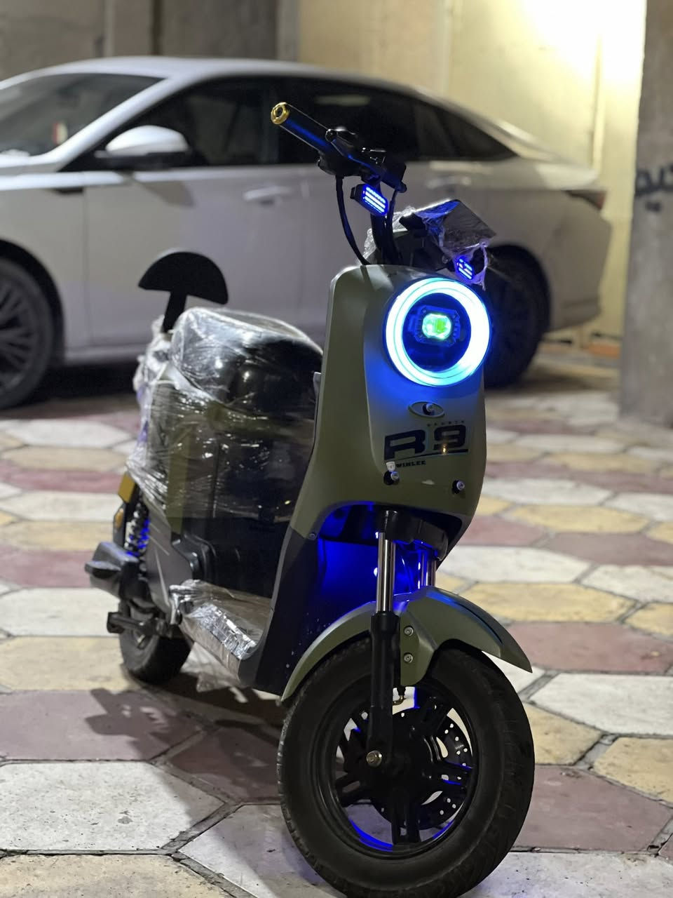 السلام عليكم دراجه ار 9 للبيع كلشي ما بيهاا كفاله من كلشي رايدها ب 450 قفل مكاني البصره القبله حي المهندسين بطاريات 32 جدد الدراجه جديده كارتون وهذا رقمي واتساب بس ***********
