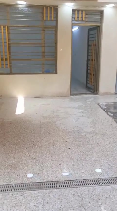 السلام عليكم دار للبيع مساحته ١٢٠ مكان بغداد بلديات دور ***********العمال نظيف جدا الاستفسار عل رقم
