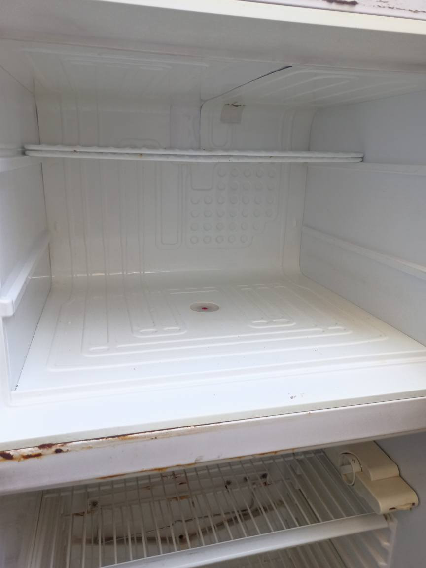 ثلاجه مستخدمه نضيفه للبيع تعمل بحاله جيده السعر 175 الف وبيها مجال قليل 
للستفسار ***********
*********** كربلاء, العراق
