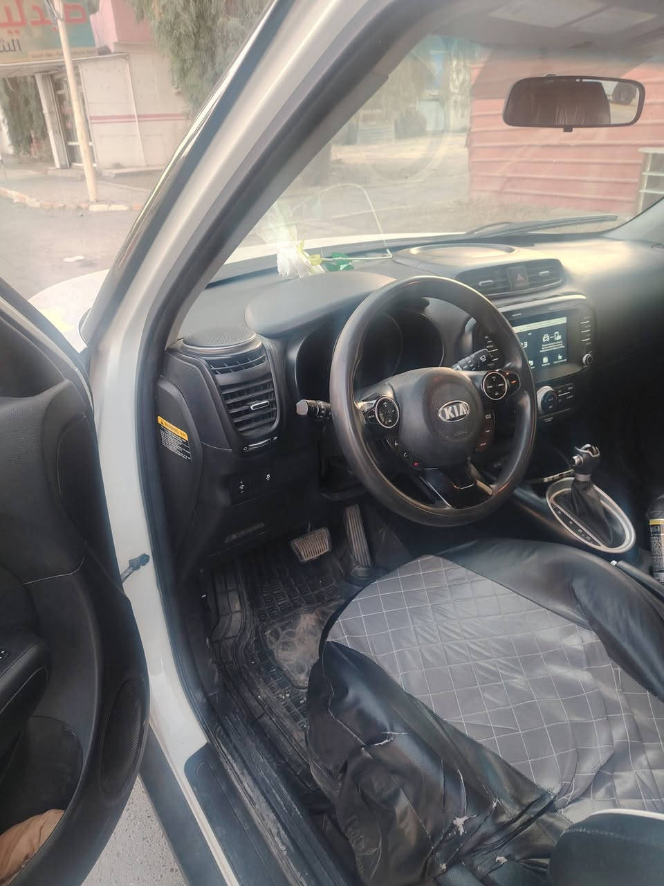 السلام عليكم سياره كيا صول للبيع موديل ٢٠١٨ ابيض بها جاملخ امامي سايق وسكن مع بونيد صبغ مع شبر بلباب سكن صبخ ومكينه مفتوح حجم ٢٠  سعره ١١٥ وبها مجال اتصال برقم *********** رقم سياره سليمانيه
