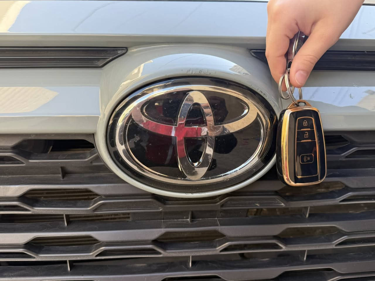 السلام عليكم
راف فور 2023 xle 
صور الحادث مرفقه مع الصور 
بيها كلير من امريكا جاملغ وباب صفحه السايق 

اللون سمنتي 

رادار امامي وخلفي نقطه عمياء 

تبريد قطعتين 

السياره ماشيه 73000km 

السياره جاهزه من كلشي واي نقص مابيها 

الاستفسار الاتصال على الرقم

***********
