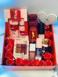 بوكس أنوثة • عطر 212 Hello Lady • ميكب كامل